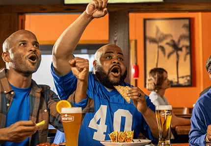 Image of people cheering at an Applebee's 
